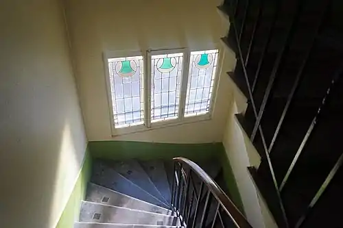 Montée d'escalier de l'immeuble Cateland