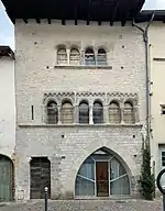 MaisonJean-Denis Salvèque, Pierre Garrigou Grandchamp, Cluny. 9, rue du Merle, renaissance de la façade d'une maison romane, p. 284-289, Bulletin monumental, Tome 168-3, Année 2010, Société Française d'Archéologie