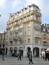 Un immeuble Art déco dans l'angle de la place Drouet-d'Erlon,