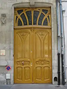 La porte d'entrée.