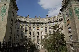 L'immeuble collectif de la rue Pouchet (17e arrondissement de Paris).