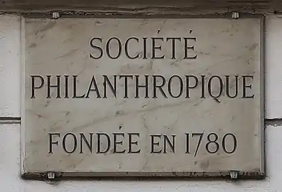 Plaque au no 65, immeuble de la Société philanthropique et centre d'accueil pour sans-abris.