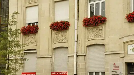 Détail de la façade avec les bas-reliefs d'Édouard Sediey (le 3ème La musique).