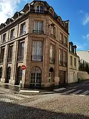 Immeuble situé à l’angle de la rue Fresnel et de la rue Foucault.