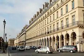 La résidence rue de Rivoli à Paris (bloc au second plan).