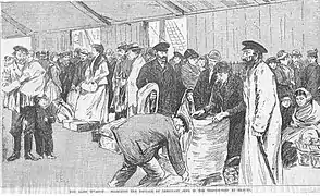 Immigrants juifs russes et polonais cherchant refuge en Grande-Bretagne. Sous-titre : « Invasion extraterrestre : fouille des bagages des Juifs immigrés dans le hangar de transit à Tilbury », 1891.