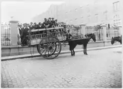 Immigrants transportés en voiture à cheval à Buenos Aires, v. 1898