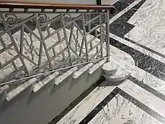 Détail sur les balustrades et les marches de l'escalier du vestibule.