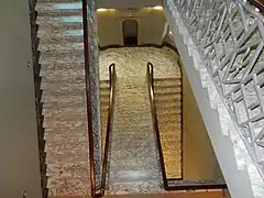 Vue intérieure des escaliers donnant sur le vestibule depuis les étages.