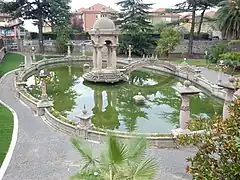 Vue extérieure vers le sud sur le bassin, la fontaine et une partie des jardins.