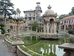 Vue extérieure de la façade sud de la villa Bianca, d'une partie des jardins, du bassin et du kiosque.