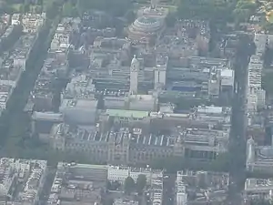 Vue aérienne à partir du sud. La Queen's Tower est au centre