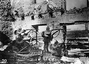 Soldats allemands en position dans les ruines d'une usine, Chicago Tribune, 12 juin 1915