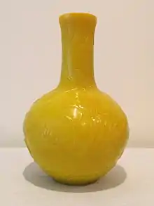 Vase chinois impérial du XVIIIe siècle, gravé en camée à partir du modèle européen. Le verre ne fait pas partie des matériaux de prédilection en Chine.