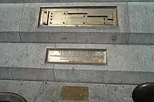 Étalon de longueur sur une plaque à Trafalgar Square (Londres).