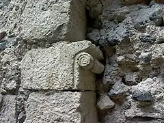 Imposte à rouleau antique réemployée dans la porte sud de la tour-porche occidentale carolingienne de l'abbatiale.