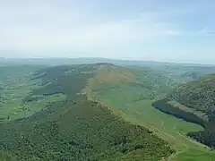 Route du versant Est et vallée de l’Impradine vus depuis le sommet du Puy Mary