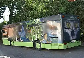 Bus de transport public transformé en véhicule publicitaire