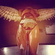 mannequin avec anatomie apparente sur lequel des ailes d'ange ont été ajoutées.