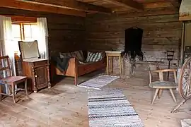Intérieur sobre et rustique d'une maison en bois.