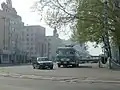 Un trolleybus devant la gare de Pyongyang en 2007.