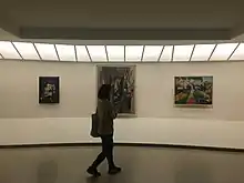 Photographie d'un niveau du musée dans la grande rotonde. Vue de trois tableaux accrochés sur le mur.