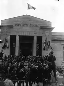 Le président et l'ambassadeur des États-Unis inaugurent la bibliothèque en 1928.