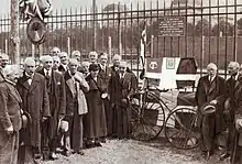 L'inauguration de la plaque commémorative des 70 ans de la première course cycliste officielle du 31 mai 1868 (le 31 mai 1938, aux grilles du parc).