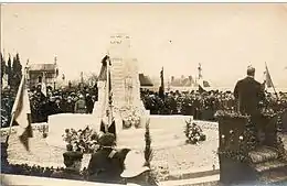 Photographie de 1944-45 représentant l'inauguration du monuments aux morts dédié aux victimes de la seconde guerre mondiale.