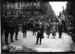 Le drapeau du 43e RI et sa garde (à droite) salue lors de l'inauguration du monument au soldat français inconnu de Laeken le 17 juillet 1927.