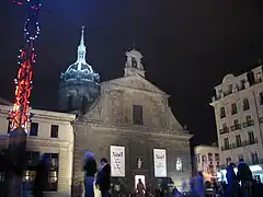 Parvis oriental de nuit.