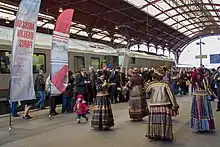 Danses traditionnelles russes sur un quai de la gare, lors de l'inauguration de la desserte de Strasbourg sur la liaison Moscou - Paris.