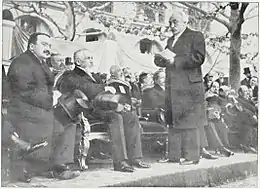 1902, Inauguration du Monument à Victor Hugo, place Victor Hugo, Paris 16e. (debout)