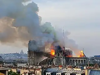 Incendie vu depuis le ministère de l'Enseignement supérieur à 19 h 38.