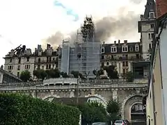 Vue d'un monument historique en feu d'Aix-les-Bains.