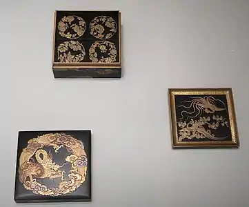 Boite à variétés d'encens (jinbako). Époque d'Edo (1603-1868), fin du XVIIe ou début du XVIIIe siècle. Bois, laque noire, rouge et maki-e d'or et d'argent, musée Guimet.