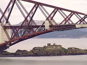 Fortifications d'Inchgarvie à l'arrière plan de la photo, derrière le pont du Forth