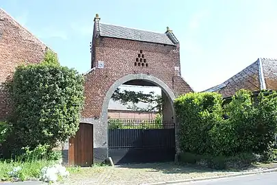 Porche pigeonnier en briques.