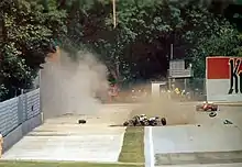 Photo du virage du Tamburello. La monoplace détruite de Senna est presque revenue sur la piste après avoir heurté le mur.