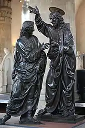 Sculpture en bronze représentant 2 personnages vus en pied, dont l'un porte une auréole.