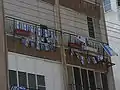 Drapeaux sur les balcons le jour de l’indépendance d’Israël.