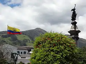 Place de l'Indépendance dans le Vieux Quito & Le drapeau d’Équateur.