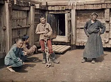 Condamné et gardien de prison à Oulan-Bator, en Mongolie (1913).