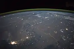 Frontière indo-pakistanaise vue de la station spatiale internationale avec Karachi en bas à gauche. La frontière est visible à cause des spots lumineux installés pour assurer la sécurité de la zone.