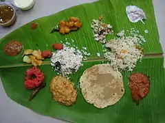 Un thali tamoul. Le repas gastronomique est appelé virundhu sappadu. Il est disposé sur une feuille de bananier et est connu pour son art de la présentation.