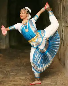 Une danseuse de bharata natyam dans une figure de Nataraja.