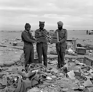 Soldats de la 4e division d'infanterie indienne avec un drapeau nazi capturé à Sidi Omar en Libye