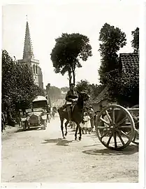 La cavalerie indienne traversant la commune, en juillet 1915.