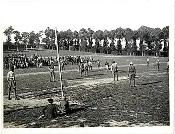 Des soldats indiens jouant au football, en juillet 1915.