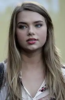 Indiana Evans interprète Isabella "Bella" Hartley